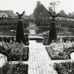 Hidcote Manor in 1910. The garden takes the form of a series of rooms created by the creative use of hedges and walls.