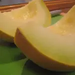 F1 Galia fruits have a spicy-sweet aroma, with a flavour more like a cantaloupe than honeydew, although with a complexity of their own.