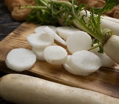 A popular Japanese daikon type radish that has a long, white tapered root.
